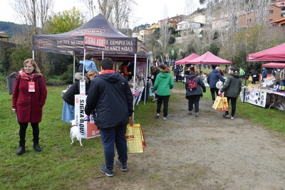 Parades d'entitats i comerços animalistes al Canicross Montornès.