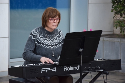 L'alumna de piano Palmira Riba interpretant una cançó a piano.