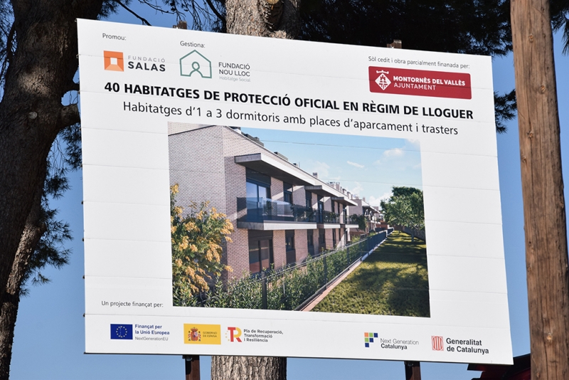 Cartell de la promoció d'habitatges de protecció oficial en règim de lloguer al carrer de Vallromanes