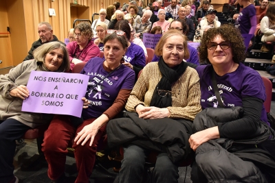 Persones usuàries dels Serveis Socials de l'Ajuntament amb pancartes reivindicatives.