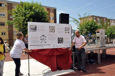 Descobriment del mural commemoratiu. D'esquerra a dreta, M. Carme de las Heras i Brahim Benmaza, representants de la comissió entitats organitzadores de l'acte d'inauguració