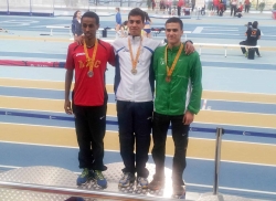 Un altre podi del Campionat de Catalunya junior en pista coberta. A la dreta, Salim Mezzaourou. Foto: CA Montornès