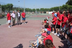 El regidor d'esports i el president de la Federació Catalana de Tennis van acompanyar els infants del campus de tennis l'any passat