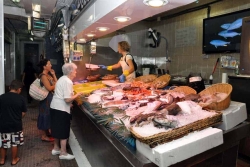 Una de les peixateries del mercat de Montornès Centre