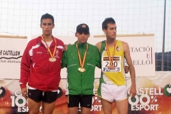 Artur Bossy (al centre) Campió d'Espanya Junior en 5.000 metres llisos. Foto: CA Montornès