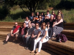 Foto de família durant la cloenda dels cursos de català per a adults 2012-2013