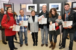 Els guanyadors del Concurs de Fotografia d'Aficionats amb la regidora de Cultura, Mª Rosa Vinyallonga