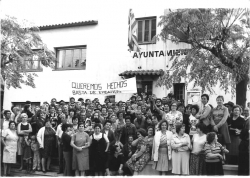 Protesta de veïns de Montornès Nord per a la millora del barri davant l'Ajuntament (Can Saurina, 1977) Foto: AMMV