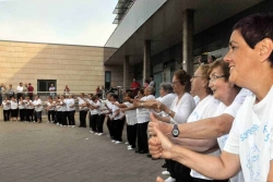 Sessió de gimnàstica al davant de l'Ajuntament