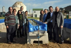 L'equip de treball impulsor del laboratori amb l'alcalde, José A. Montero, i el president del Consorci per a la Defensa del riu Besòs, Sergi Mingote