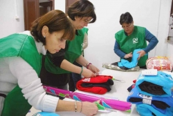 Persones voluntàries de Volumont preparen els obsequis de la campanya "Un somriure per a tothom"