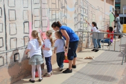 Elaboració d'un mural, activitat del programa "Finde Cultural" (2014)