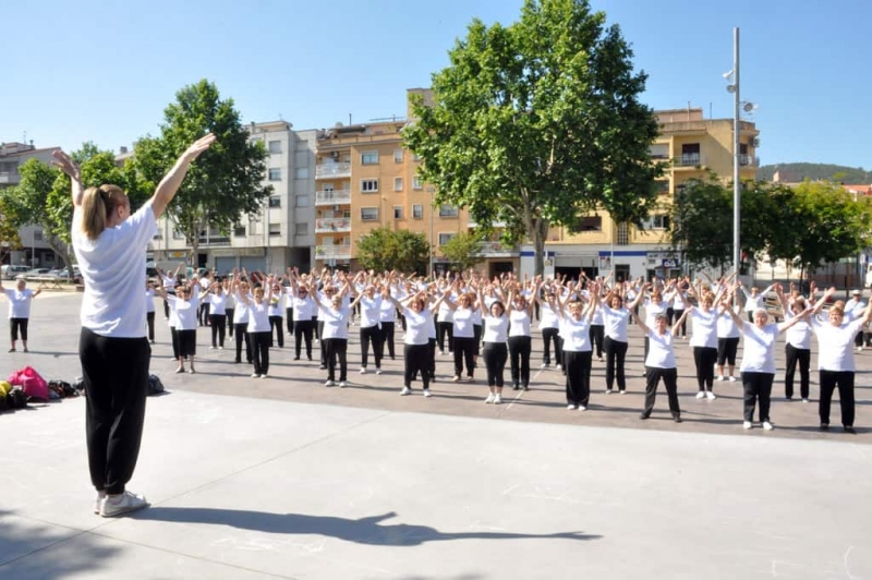 Sessió de gimnàstica dels casals de la Gent Gran a la plaça de Pau Picasso 