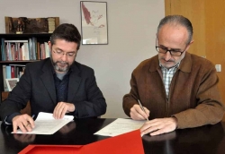 Els alcaldes de Montornès i de Mollet durant la signatura del conveni