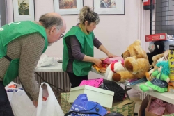 Persones voluntàries de Volumont preparen els obsequis de la campanya “Un somriure per a tothom”