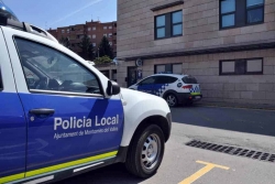 Vechicles al davant de la Prefectura de la Policia Local de Montornès