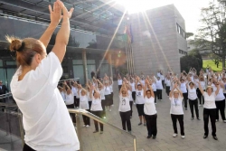 Sessió de gimnàstica per a la gent gran (Programa de la Diada de la Gent Gran 2015)