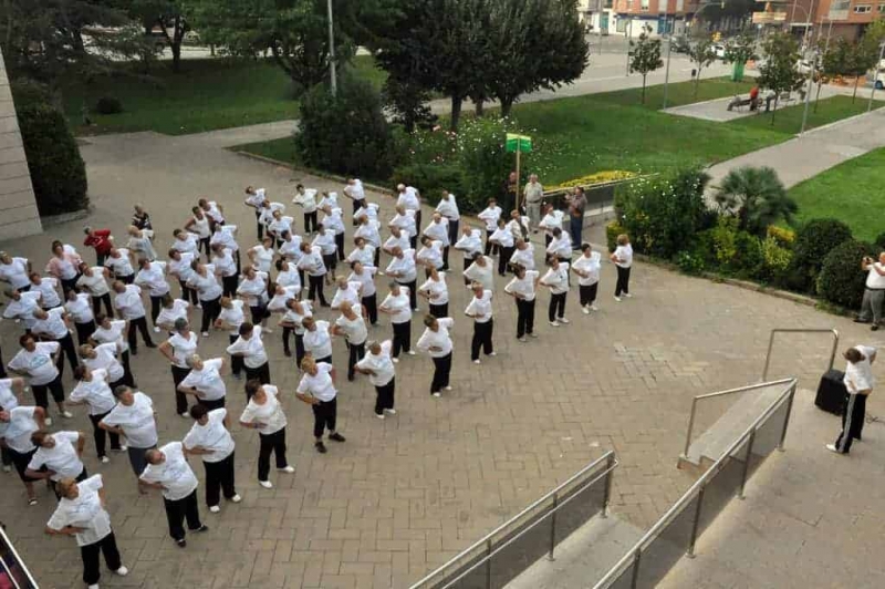 Exercicis durant la sessió gimnàstica celebrada en el marc de la Setmana de la Gent Gran (Any 2015)