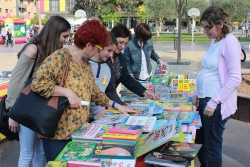 Diada de Sant Jordi a la plaça de Pau Picasso