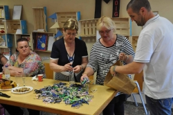 David Sánchez, membre de Polseres Candela, i les voluntàries del Taller de Costura 