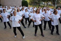 Sessió de gimnàstica per a la gent gran davant de l'Ajuntament