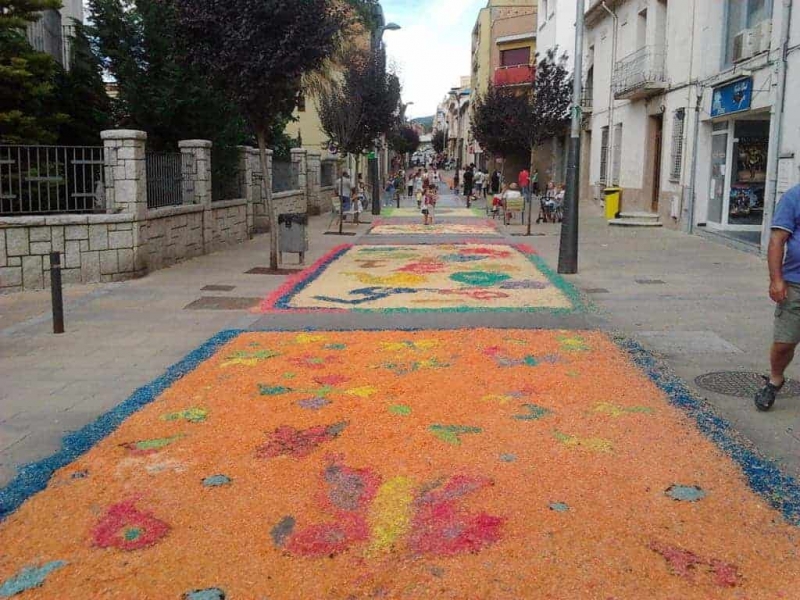 Catifa de flors amb motiu del Corpus al carrer Major (2012). Foto cedida pel Centre d'Estudis de Montornès