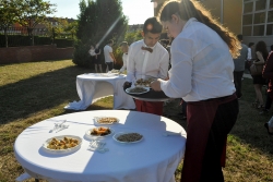 L'alumnat d'auxiliar d'hoteleria va fer i servir l'aperitiu durant la cloenda del PTT