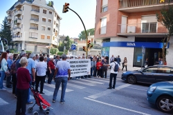 Tall del trànsit a l'avinguda de l'Onze de setembre, contra el tancament de l'oficina de BBVA a Montornès Nord