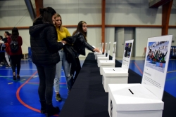 Un moment de la votació de les propostes que van arribar a l'Assemblea Jove