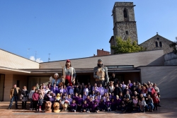 Foto de família de la Colla de Geganters i els assistents a l'acte