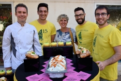 El pastisser Jaume Viñallonga (esquerra) amb la regidora de Festes, Mercè Jiménez (centre), i tres integrants de la Penya Pere Anton