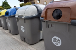 Illa de contenidors. En primer terme, el de la fracció orgànica.