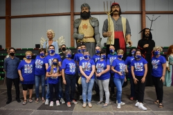 Voluntaris i voluntàries de la xarxa #CuidemnosMontornès amb els Gegants de Montornès, després del pregó.