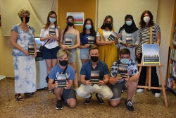 Foto de grup amb participants en el taller de narrativa; la regidora de Cultura, Mercè Jiménez; l'escriptor Arturo Padilla; i la directora de la Biblioteca, Glòria Catafal.