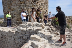 Un moment de la visita al Castell de Sant Miquel d'aquest dijous.