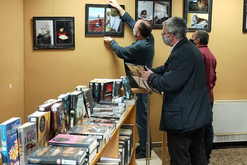 Muntatge de l'exposició "Una imatge, mil paraules" (imatge: Biblioteca de Montornès)