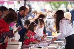 Paradetes de llibres a la plaça de Pau Picasso. (imatge de Juanjo Bermejo per encàrrec de l'Ajuntament)