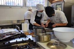 L'alumnat de l'Escola d'Hoteleria del Vallès Oriental, en acció. (imatge d'arxiu)