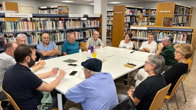 Participants en la tertúlia "El temps retrobat". (imatge: Biblioteca de Montornès)