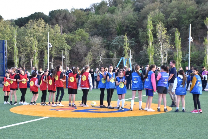 Els equips finalistes femenins saludant al públic a la fase local del torneig de 2023.