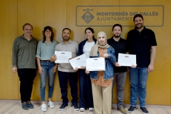 Foto de grup de les persones que han completat el curs dels mòduls B i C del Servei de Primera Acollida, amb el regidor i l'equip tècnic municipal.