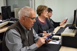 Taller d'informàtica al Casal de la Gent Gran Centre. (imatge d'arxiu)