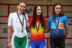 La ciclista Laia Rodríguez (centre) amb la resta de classificades de la categoria cadet. (imatge: RFEC)