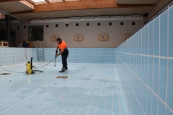 Neteja d'una de les piscines cobertes.