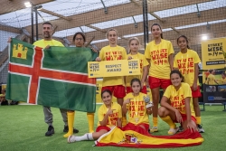 Les noies del Riu Mogent amb l'entrenador de l'equip, Jorge Riera. (imatge: Fundació Cruyff)