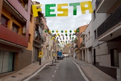 Carrer de l'Estrella guarnit amb globus.