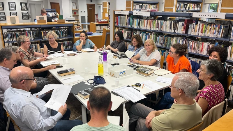 Participants en la tertúlia de poesia de la Biblioteca. (imatge: Biblioteca de Montornès)