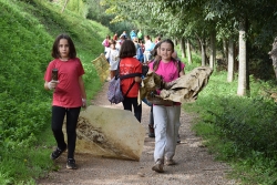 Un moment de la recollida de residus amb alumnat de l'Escola Can Parera.