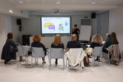 Taller de la campanya Punt Violeta, per formar establiments de perruqueria i estètica en la prevenció de violències masclistes.