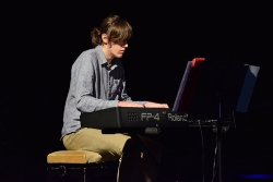 Actuació de piano a càrrec de l'alumne de l'Escola Municipal de Música Iker Villanúa.